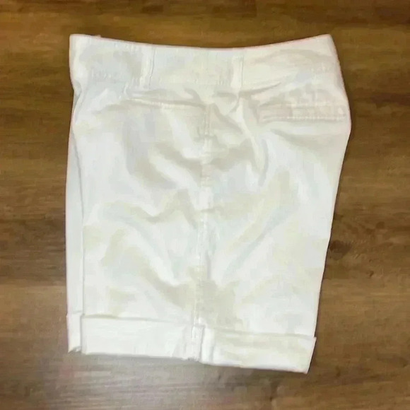 J. Jill Stretch Women’s 8 White Cuffed 6” Inseam Shorts - Picture 3 of 7